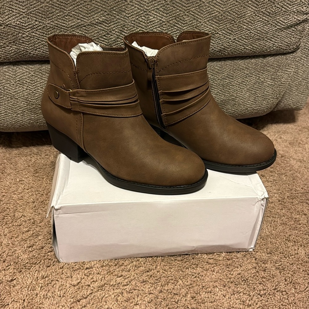 NIB Luoika size 8Wide Width Women’s Brown Ankle Boots
